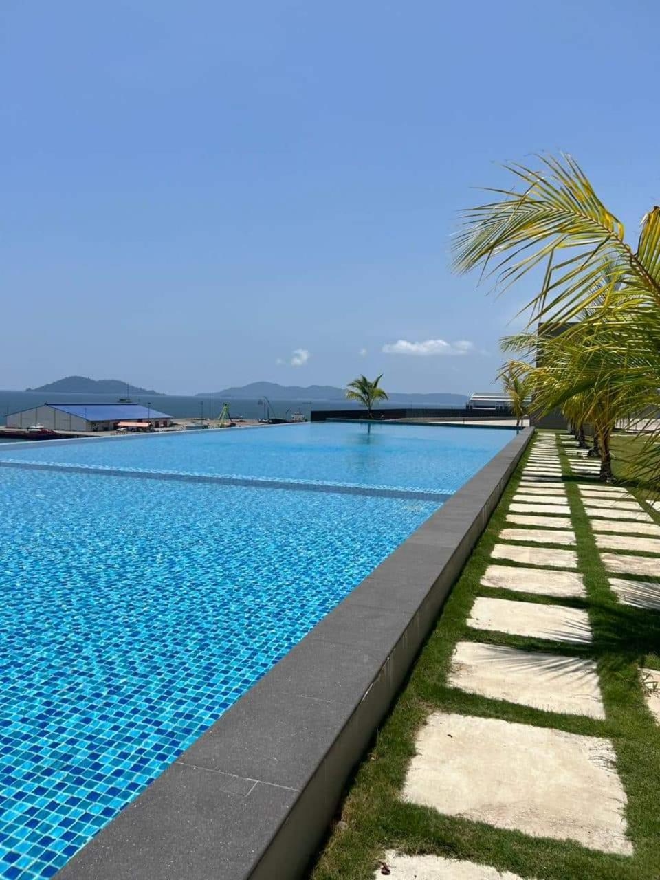 Jesselton Quay Sea View Hotel Kota Kinabalu Bagian luar foto